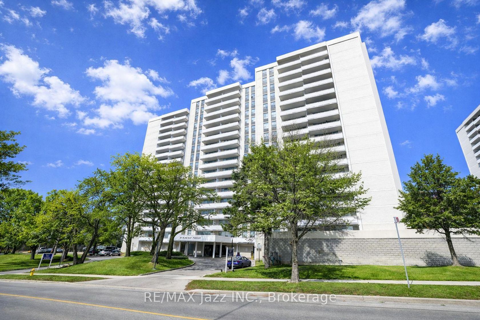 1008 - 10 Parkway Forest Drive, Henry Farm, Toronto photo number 2