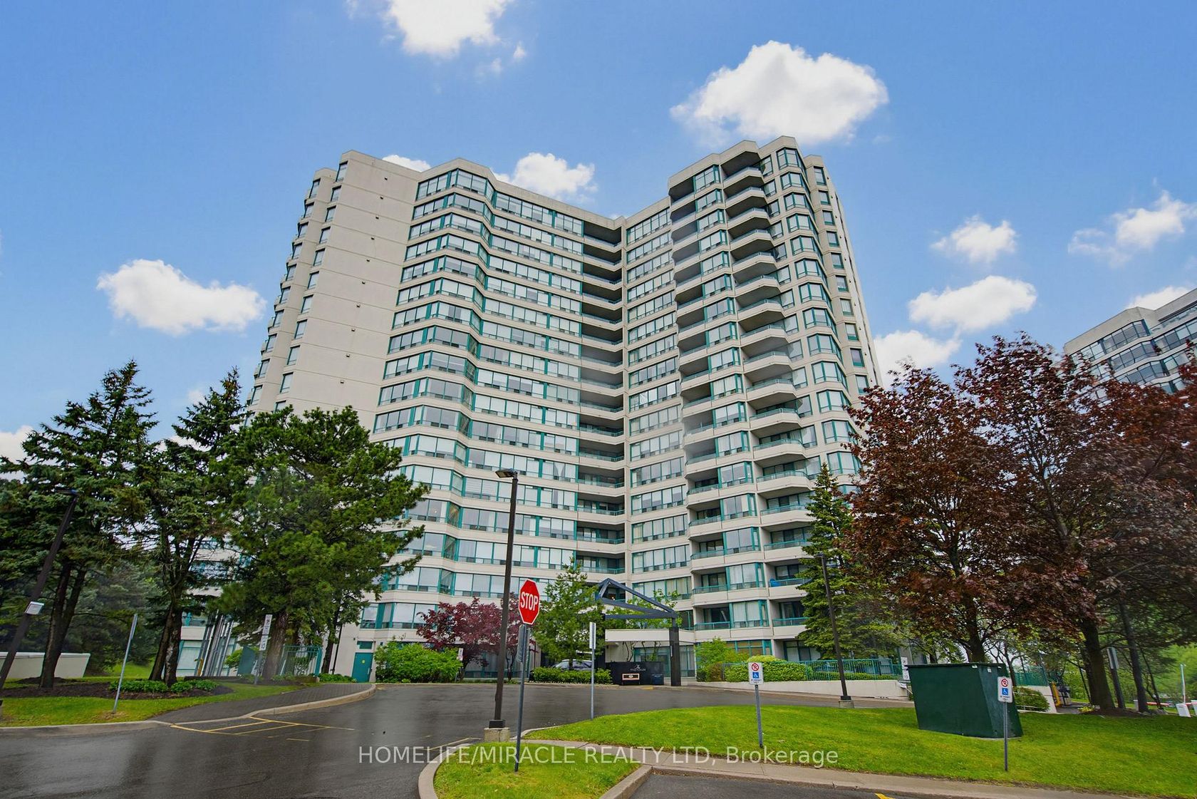 PH211 - 7250 Yonge Street, Yorkhill, Vaughan photo number 2