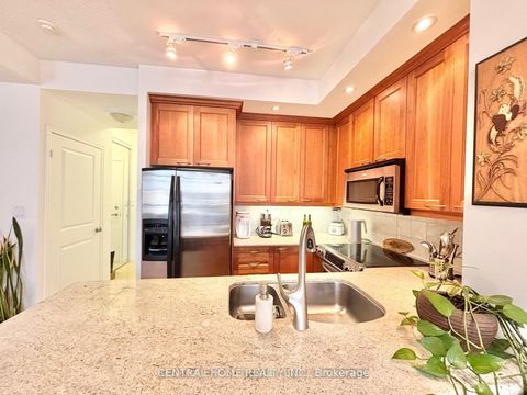 Photo 8 at 426 - 900 Mount Pleasant Road, Mount Pleasant West, Toronto