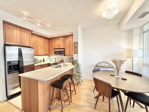 Photo 9 at 426 - 900 Mount Pleasant Road, Mount Pleasant West, Toronto