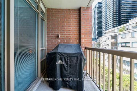 Photo 22 at 426 - 900 Mount Pleasant Road, Mount Pleasant West, Toronto
