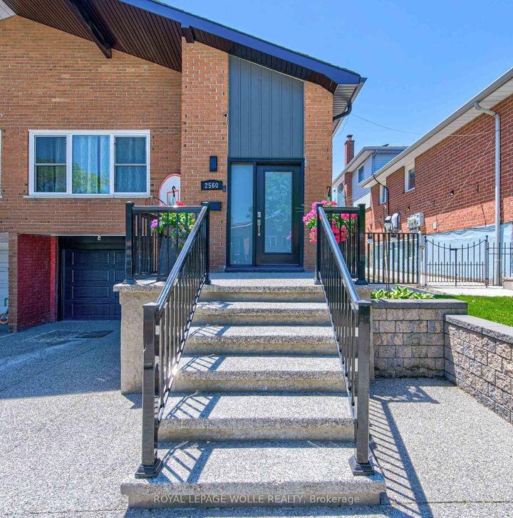 Photo 1 at 2560 Palisander Avenue, Cooksville, Mississauga