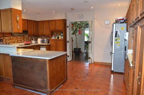 Photo 7 at 15 Brantley Crescent, York University Heights, Toronto