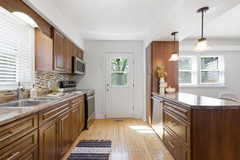 Photo 10 at 69 Thursfield Crescent, Leaside, Toronto