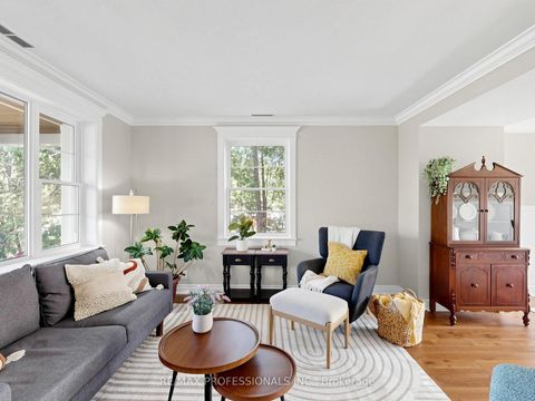 Photo 2 at 25 Waltham Drive, Beaumonde Heights, Toronto