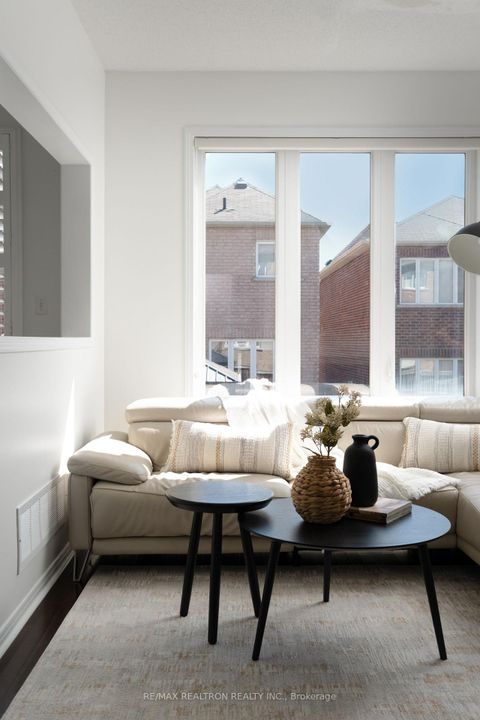 Photo 4 at 104 White Beach Crescent, Patterson, Vaughan