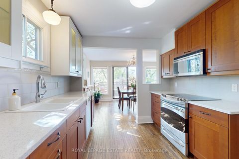 Photo 12 at 27 Sycamore Place, The Beaches, Toronto