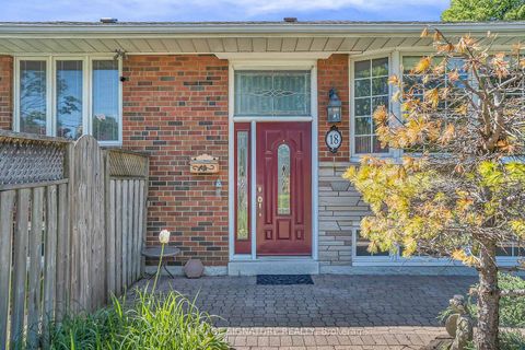 Photo 2 at 18 Verlaine Place, Bendale, Toronto