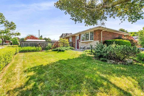 Photo 35 at 18 Verlaine Place, Bendale, Toronto
