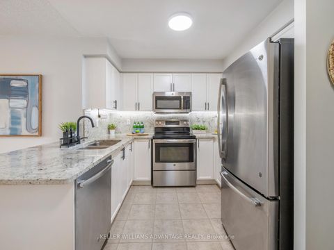 Photo 4 at 424 - 1733 Queen Street E, The Beaches, Toronto