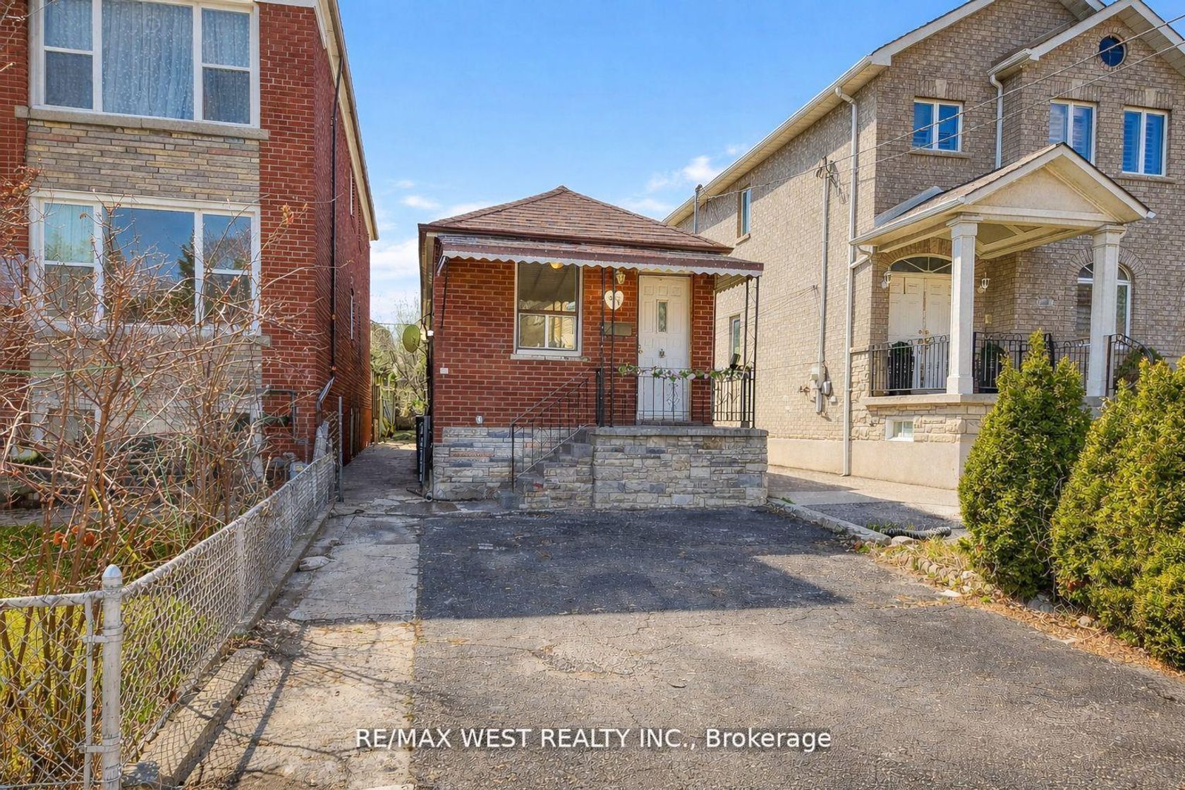538 McRoberts Avenue, Fairbank, Toronto photo 1