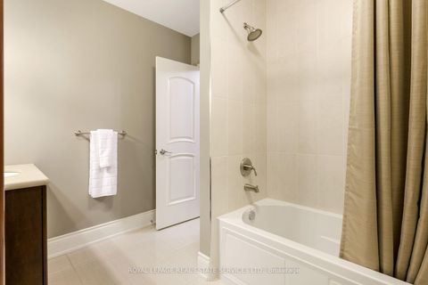 Photo 36 at 68 Annsleywood Court, Kleinburg, Vaughan