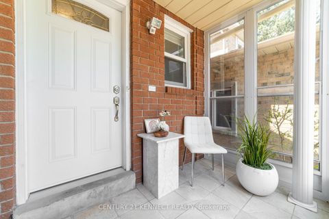 Photo 2 at 470 Brownridge Drive, Brownridge, Vaughan