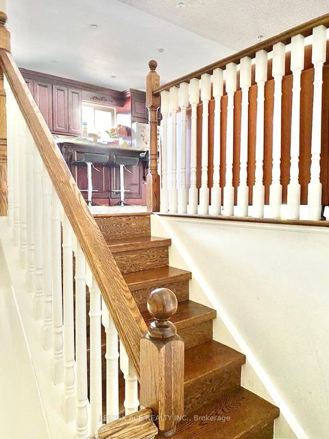 Photo 4 at 10 Parkdene Court, L'Amoreaux, Toronto