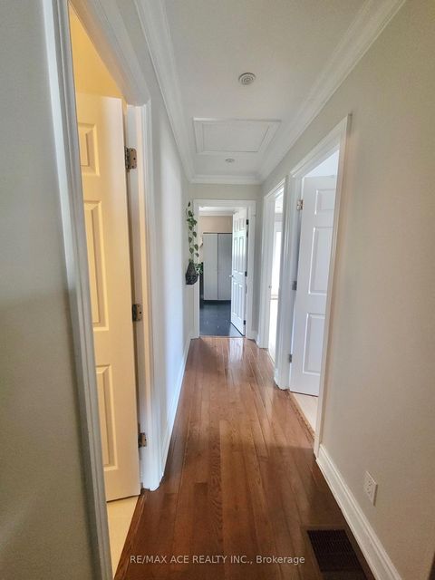 Photo 10 at 10 Parkdene Court, L'Amoreaux, Toronto