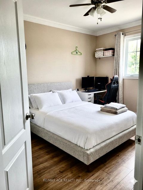 Photo 11 at 10 Parkdene Court, L'Amoreaux, Toronto