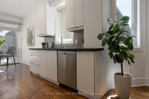 Photo 4 at 93 Walnut Avenue, Niagara, Toronto