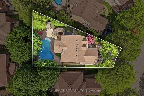 Photo 2 at 40 Moffat Crescent, Aurora Heights, Aurora