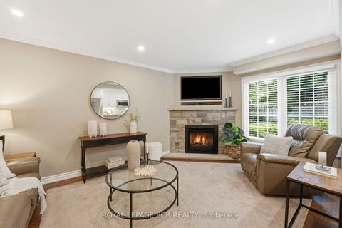 Photo 5 at 40 Moffat Crescent, Aurora Heights, Aurora