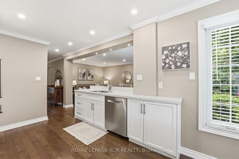 Photo 13 at 40 Moffat Crescent, Aurora Heights, Aurora