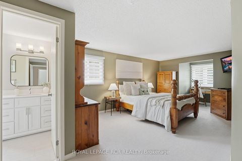 Photo 18 at 40 Moffat Crescent, Aurora Heights, Aurora