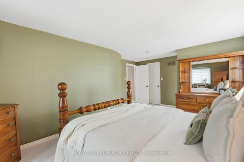 Photo 20 at 40 Moffat Crescent, Aurora Heights, Aurora