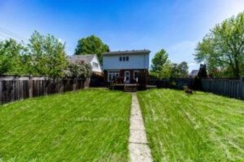 Photo 2 at 136 Tower Drive, Maryvale, Toronto