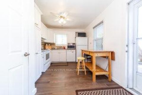 Photo 4 at 136 Tower Drive, Maryvale, Toronto