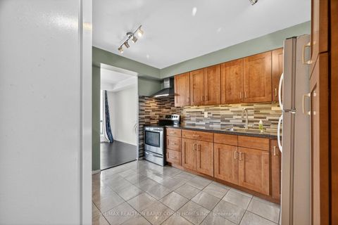 Photo 3 at 304 - 150 Neptune Drive, Lawrence, Toronto