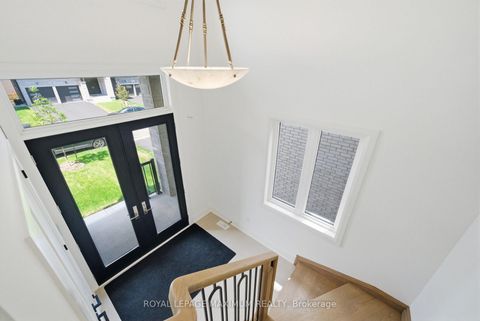 Photo 4 at 19 Donsgrove Court, Patterson, Vaughan