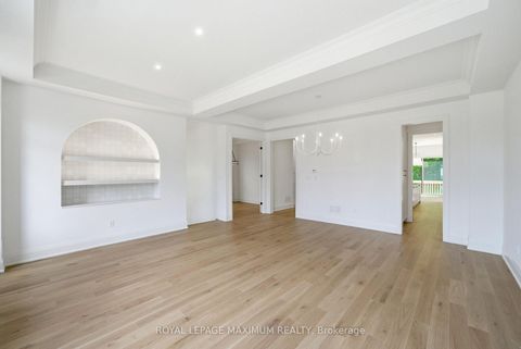 Photo 7 at 19 Donsgrove Court, Patterson, Vaughan