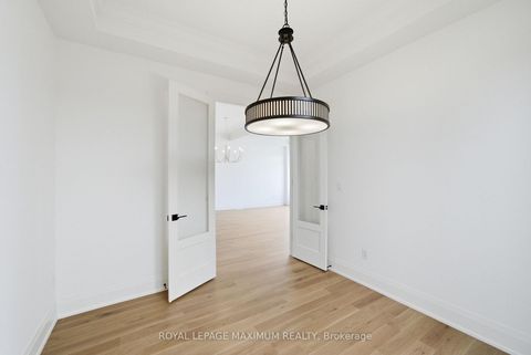 Photo 10 at 19 Donsgrove Court, Patterson, Vaughan