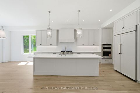 Photo 17 at 19 Donsgrove Court, Patterson, Vaughan