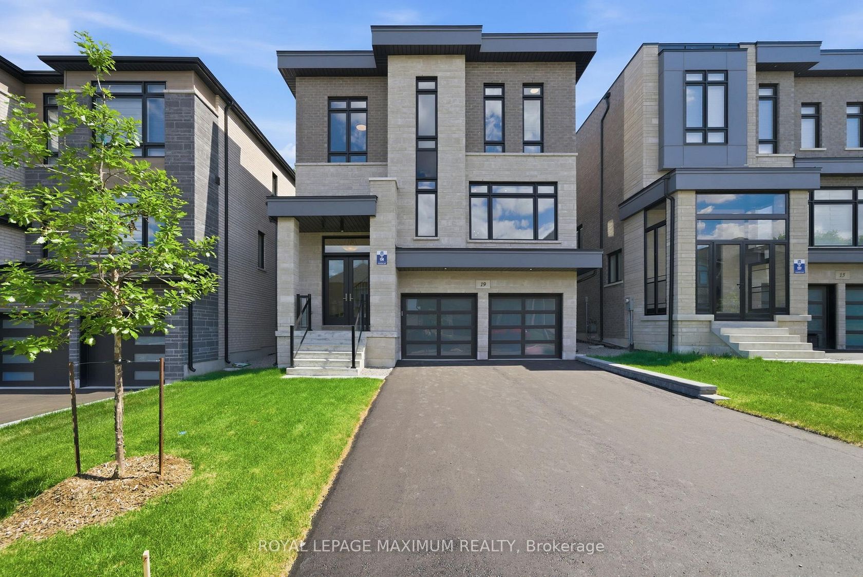 19 Donsgrove Court, Patterson, Vaughan photo number 2
