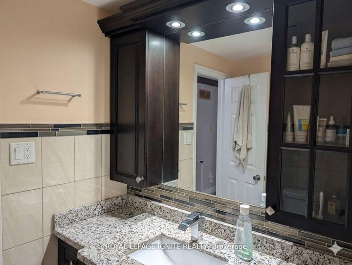 Photo 22 at 98 Chloe Crescent N, Middlefield, Markham