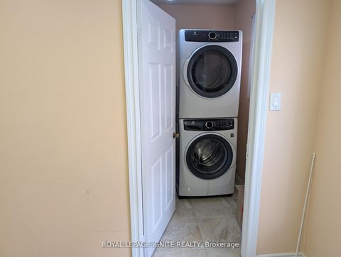 Photo 10 at 98 Chloe Crescent N, Middlefield, Markham