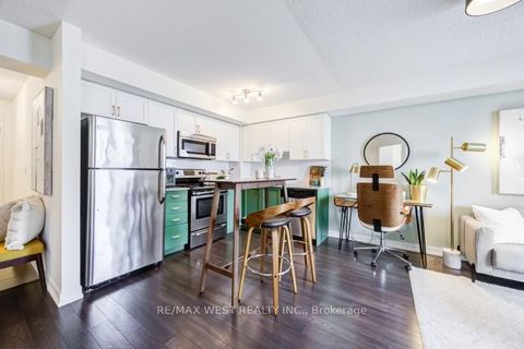 Photo 3 at 704 - 812 Lansdowne Avenue, Junction, Toronto