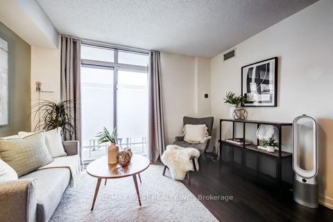 Photo 6 at 704 - 812 Lansdowne Avenue, Junction, Toronto