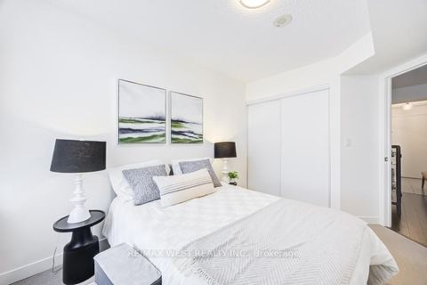 Photo 11 at 704 - 812 Lansdowne Avenue, Junction, Toronto