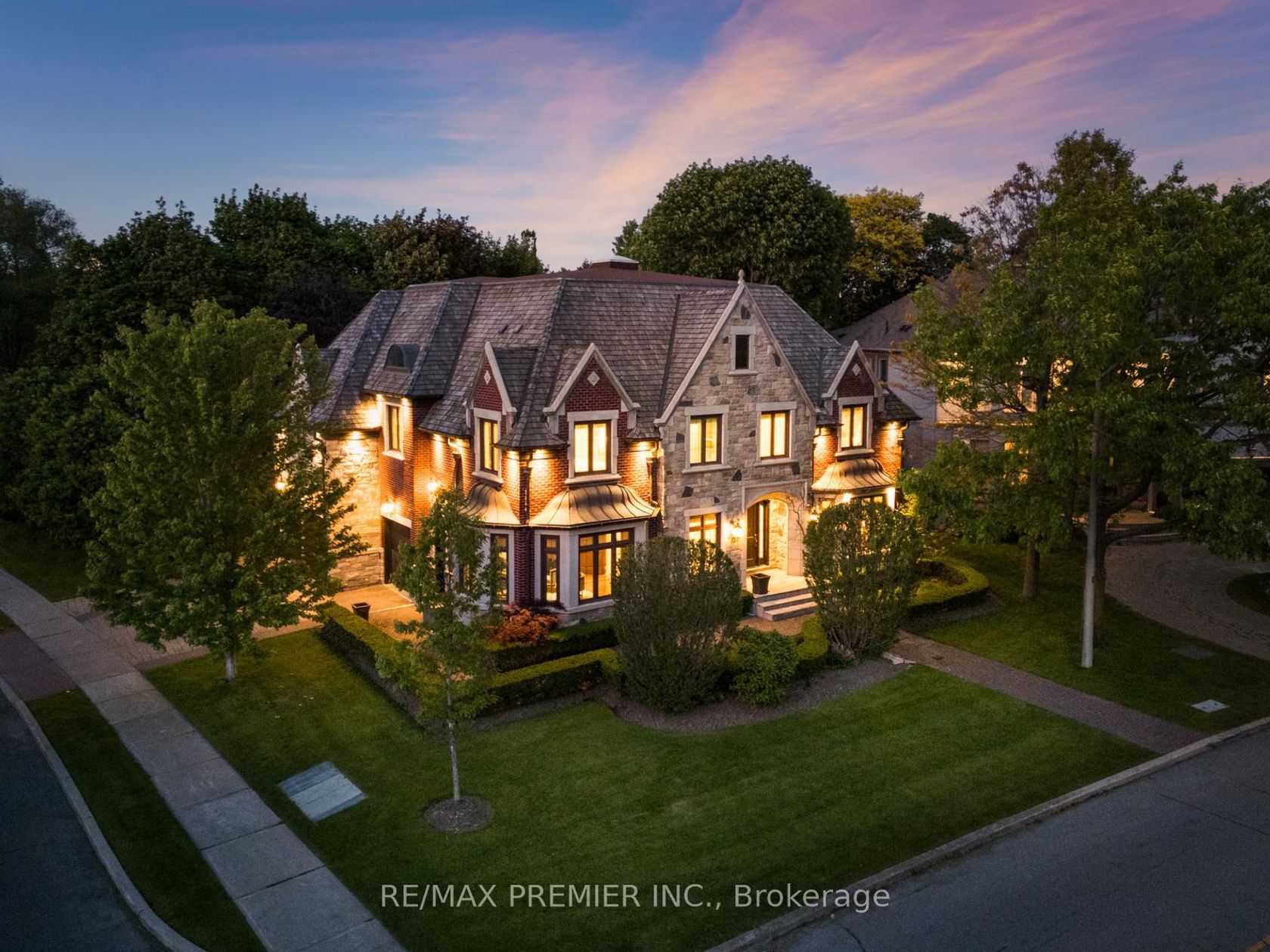 35 Normandale Crescent, Windfields, Toronto photo number 2