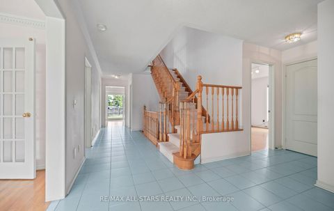 Photo 3 at 18 Lismer Court, Unionville, Markham