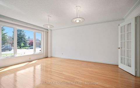 Photo 5 at 18 Lismer Court, Unionville, Markham