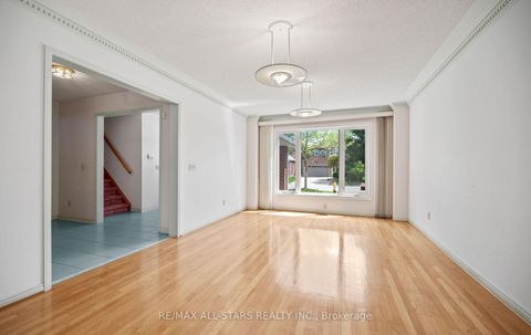 Photo 7 at 18 Lismer Court, Unionville, Markham