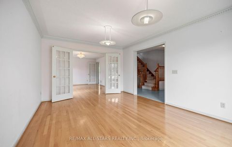 Photo 8 at 18 Lismer Court, Unionville, Markham