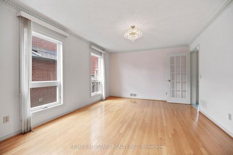Photo 9 at 18 Lismer Court, Unionville, Markham