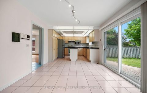 Photo 11 at 18 Lismer Court, Unionville, Markham