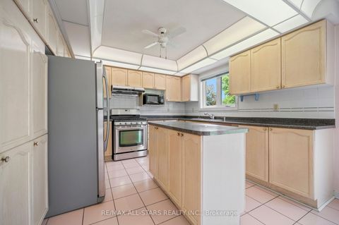 Photo 13 at 18 Lismer Court, Unionville, Markham
