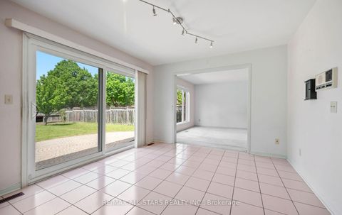 Photo 15 at 18 Lismer Court, Unionville, Markham