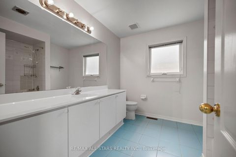 Photo 30 at 18 Lismer Court, Unionville, Markham