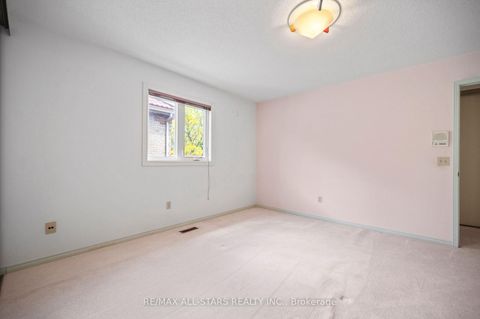 Photo 36 at 18 Lismer Court, Unionville, Markham